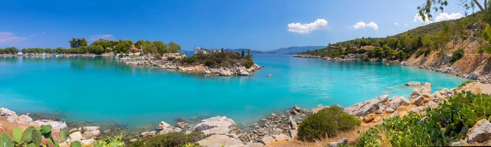 Bad im Meer mit Touristen und Urlaubern an den Thermalheilquellen des griechischen Kurorts Methana auf der Peloponnes-Halbinsel in Griechenland
