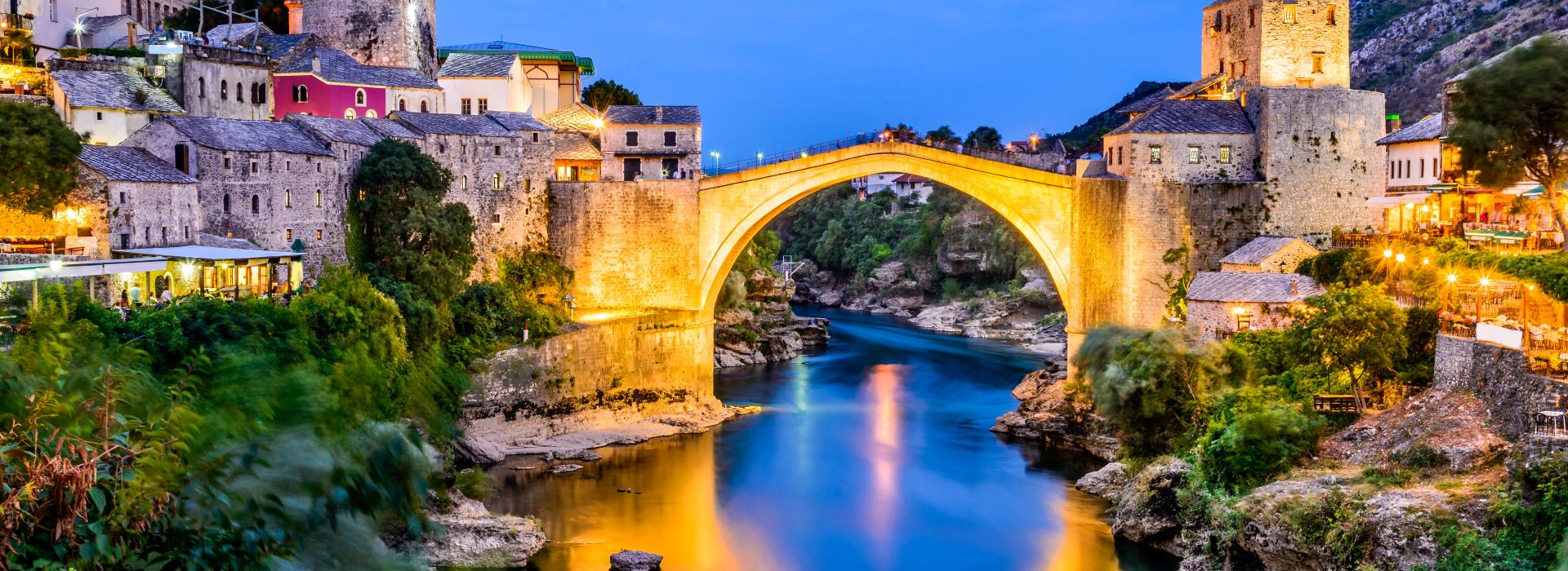 Mostar, Bosnien und Herzegowina. Die alte Brücke, Stari Most, mit smaragdgrünem Fluss Neretva